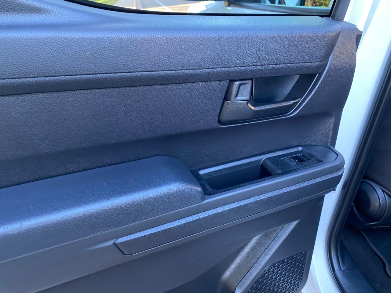 Toyota Tacoma 2WD SR Double Cab 5' Bed AT (Natl) 2025