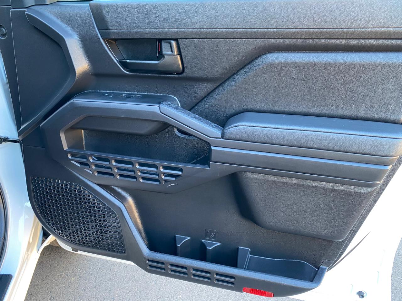 Toyota Tacoma 2WD SR Double Cab 5' Bed AT (Natl) 2025