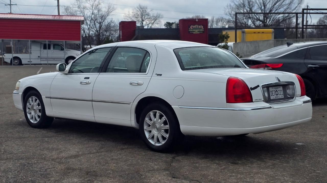 Lincoln Town Car Signature Limited 2011