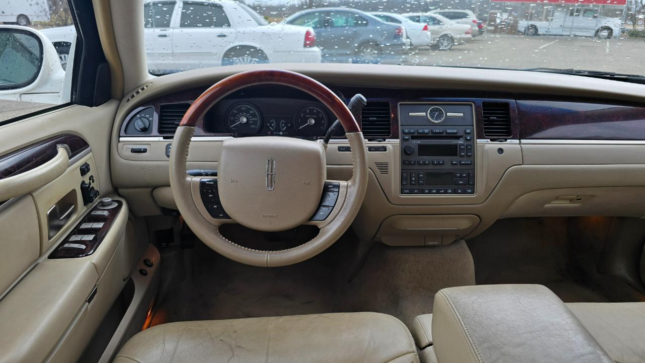 Lincoln Town Car Signature Limited 2011