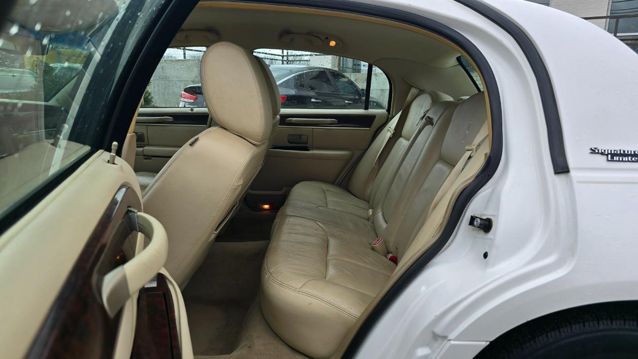 Lincoln Town Car Signature Limited 2011