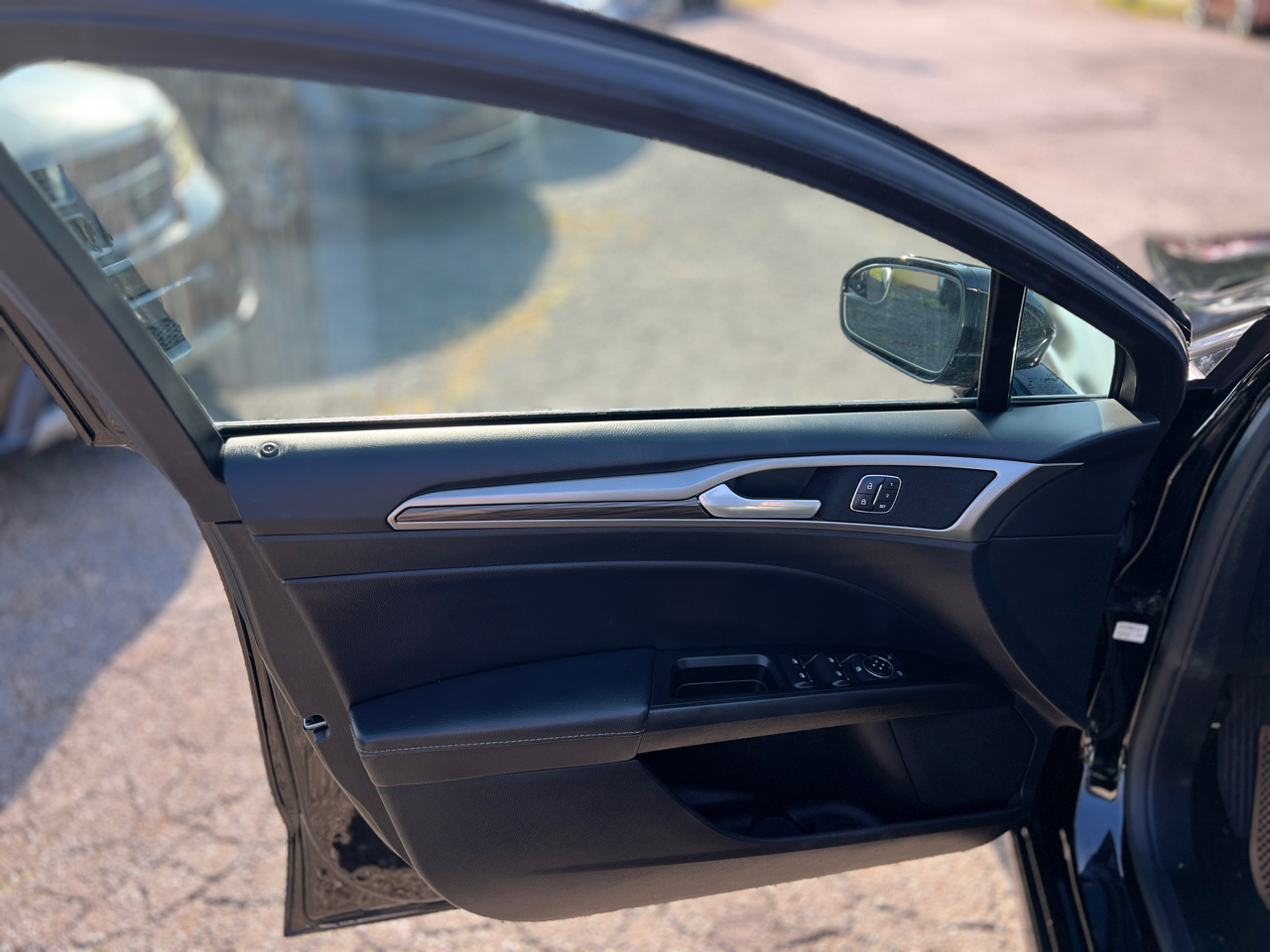 2017 Ford Fusion SE photo 9