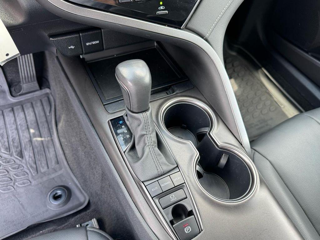 Toyota Camry SE Auto AWD (Natl) 2024