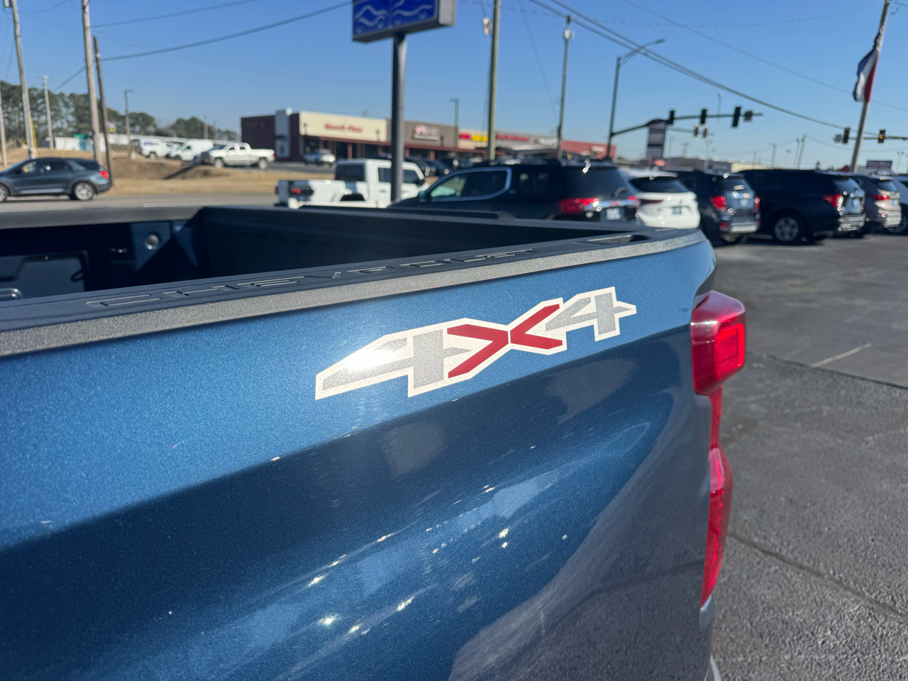 Chevrolet Silverado 1500 4WD Double Cab 147" LT w/1LT 2022