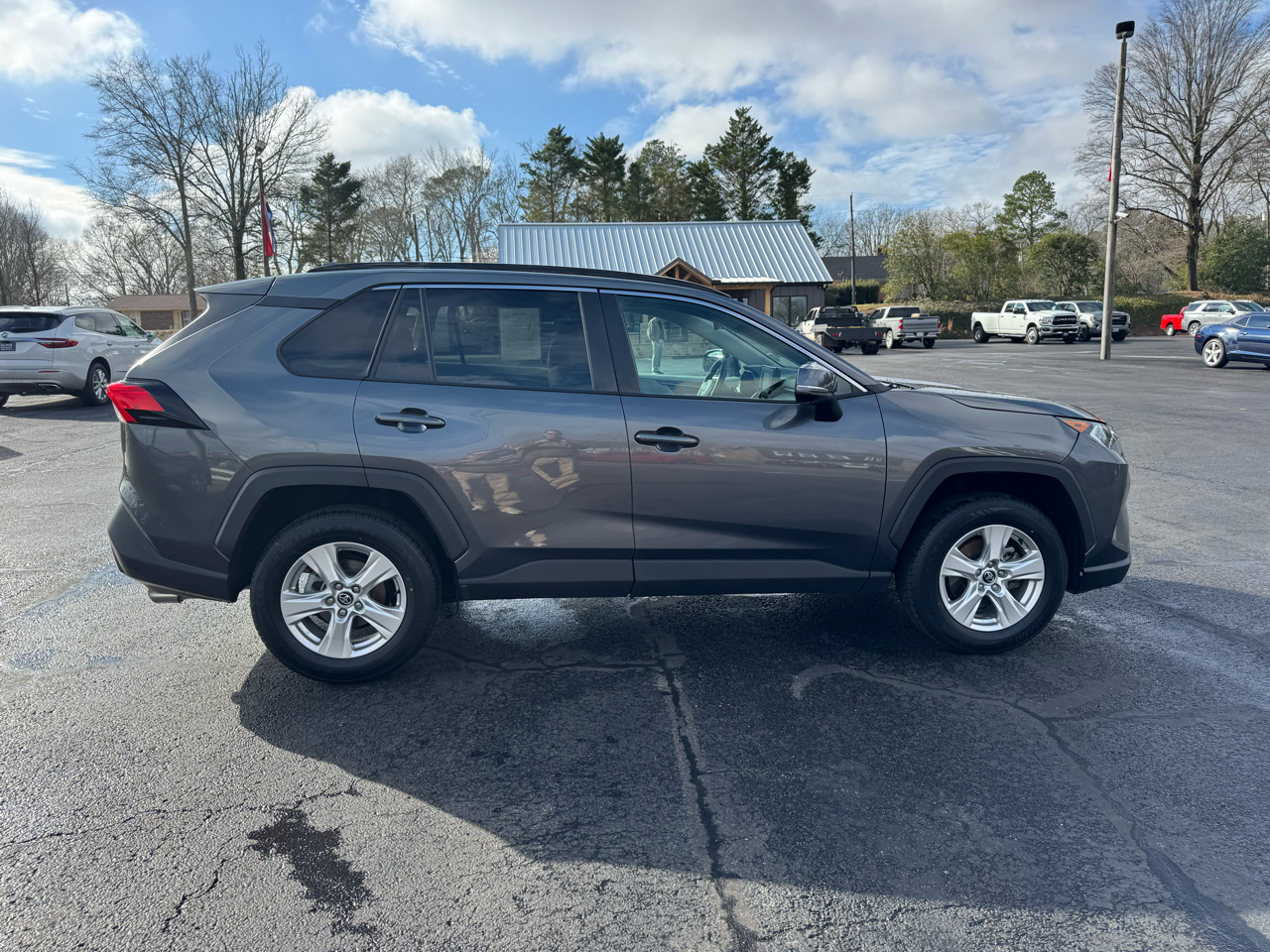 Toyota RAV4 XLE FWD (Natl) 2021