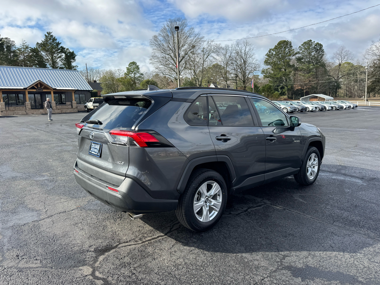 Toyota RAV4 XLE FWD (Natl) 2021