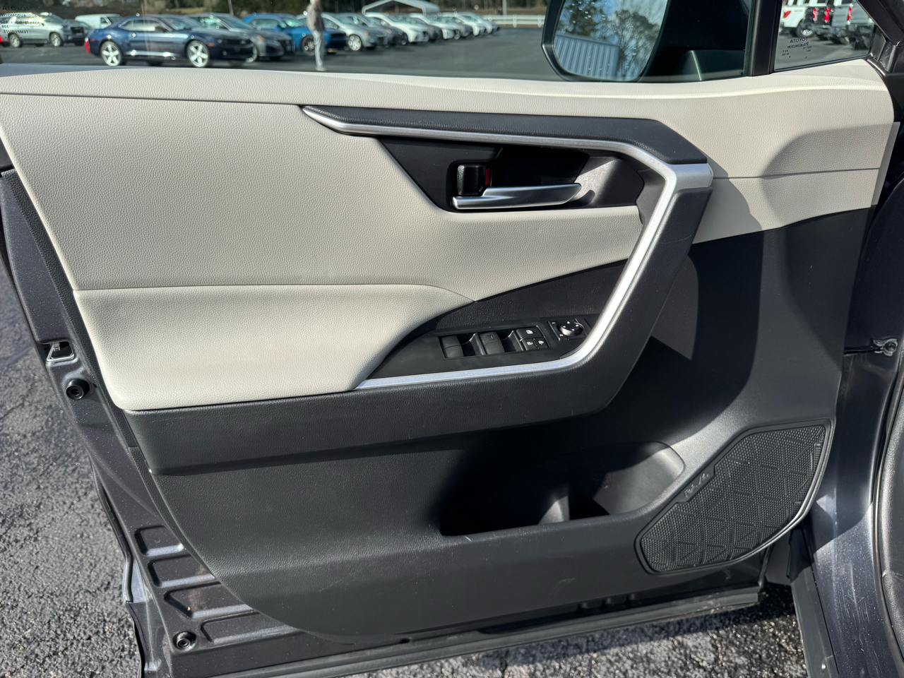 Toyota RAV4 XLE FWD (Natl) 2021