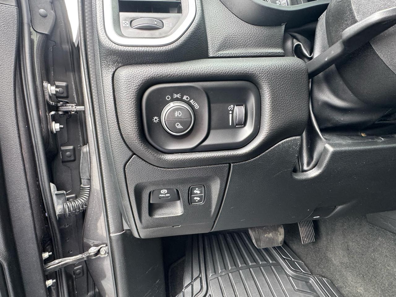 RAM 1500 Big Horn 4x4 Quad Cab 6'4" Box 2022