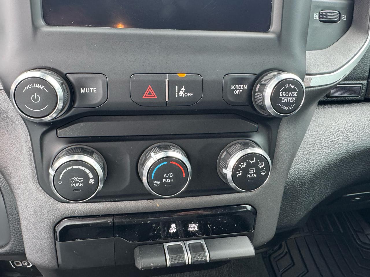 RAM 1500 Big Horn 4x4 Quad Cab 6'4" Box 2022