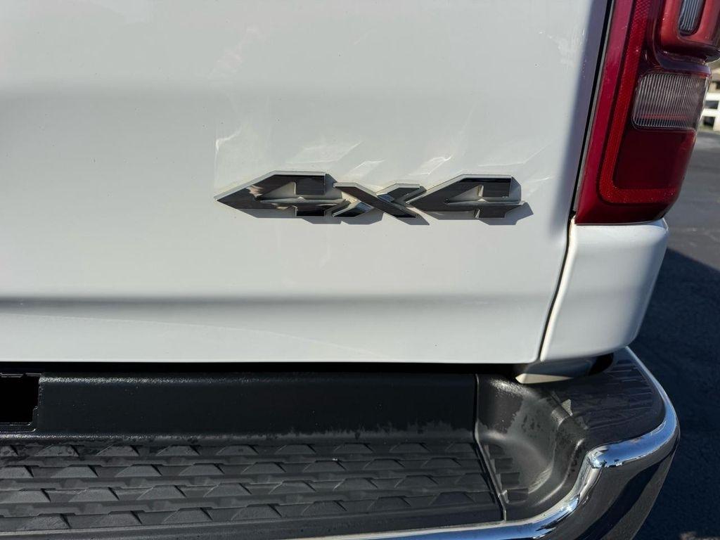 RAM 1500 Big Horn 4x4 Crew Cab 5'7" Box 2020