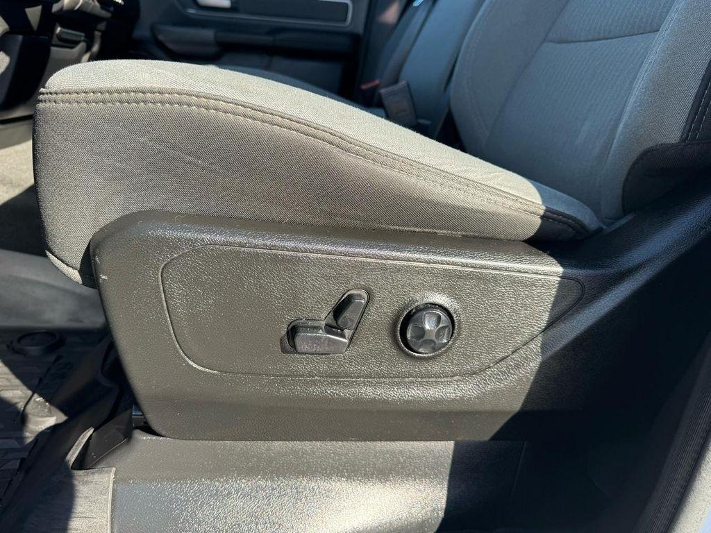 RAM 1500 Big Horn 4x4 Crew Cab 5'7" Box 2020