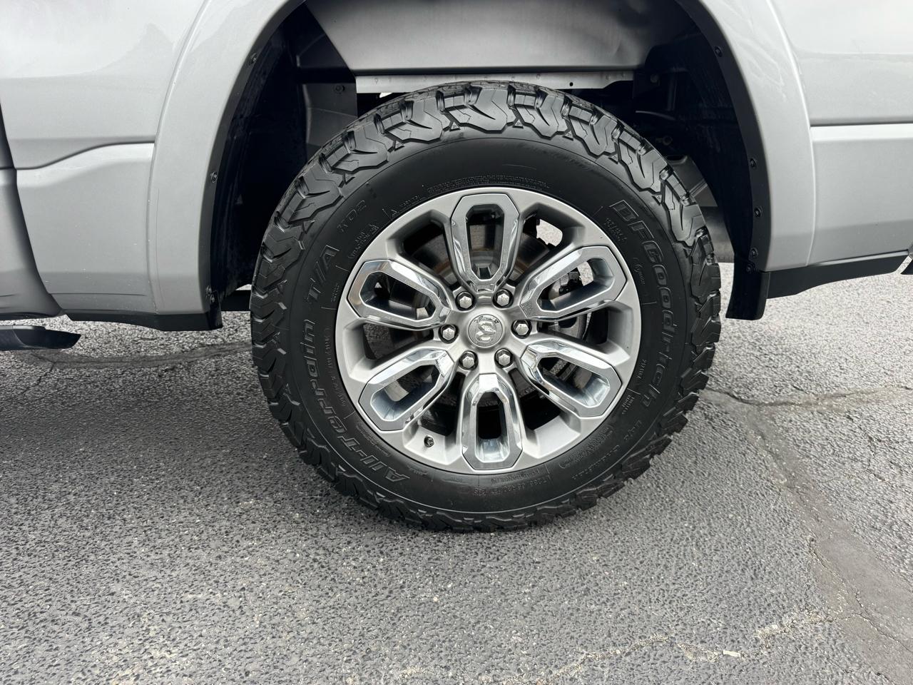 RAM 1500 Laramie 4x4 Crew Cab 5'7" Box 2021