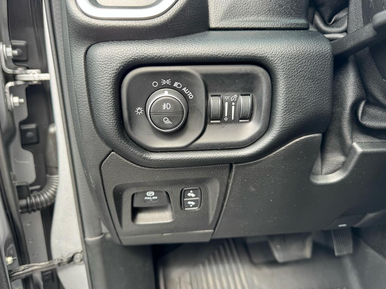 RAM 1500 Laramie 4x4 Crew Cab 5'7" Box 2021