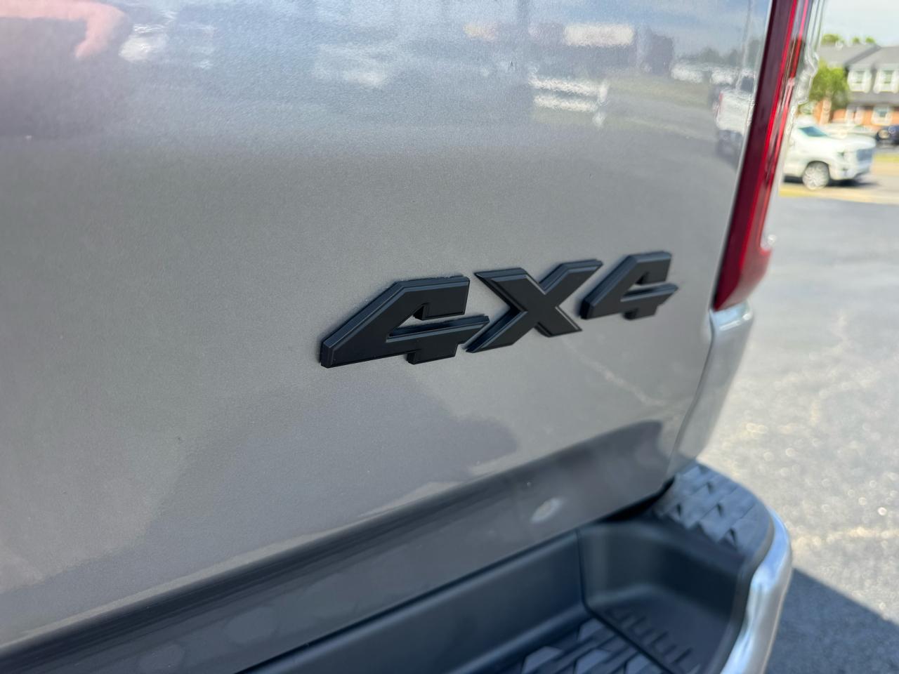 RAM 1500 Big Horn 4x4 Crew Cab 5'7" Box 2020