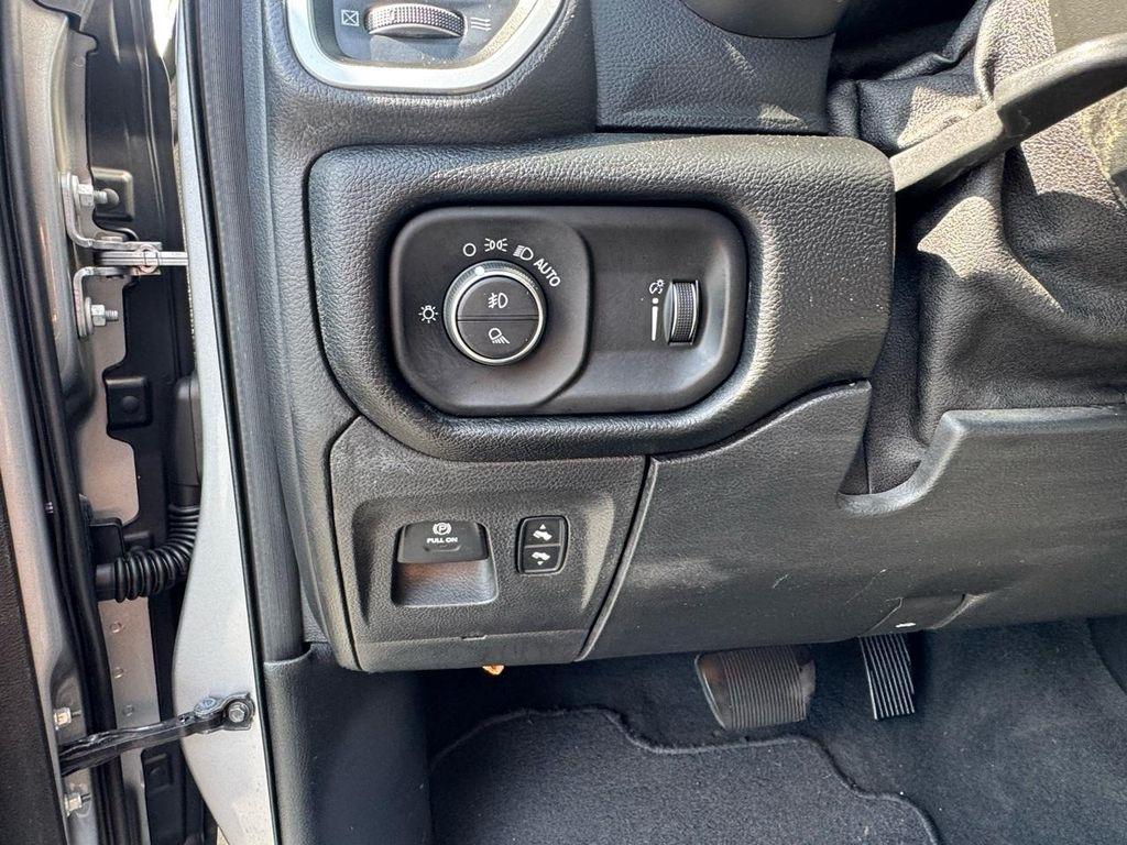 RAM 1500 Big Horn 4x4 Crew Cab 5'7" Box 2020
