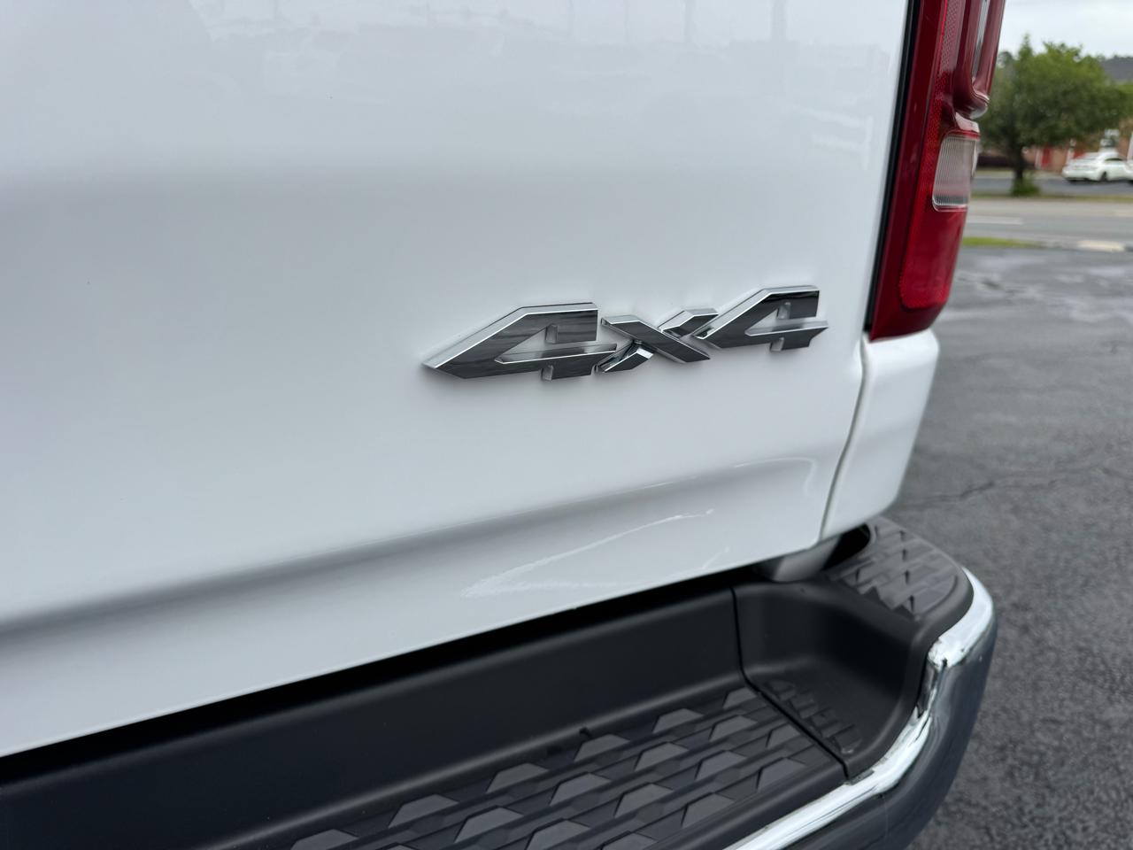 RAM 1500 Big Horn 4x4 Crew Cab 5'7" Box 2020