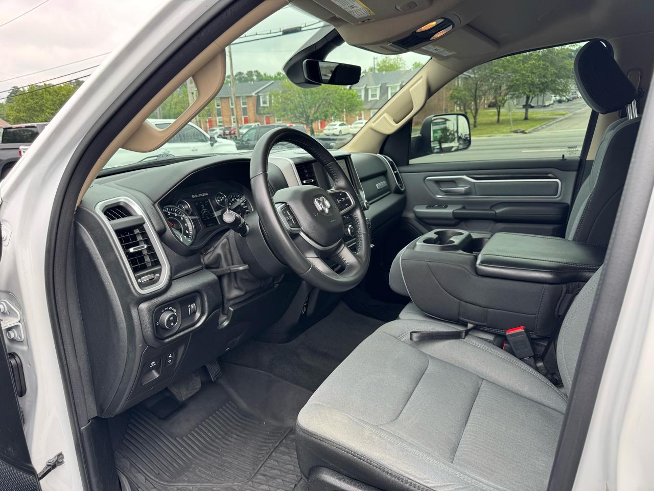 RAM 1500 Big Horn 4x4 Crew Cab 5'7" Box 2020