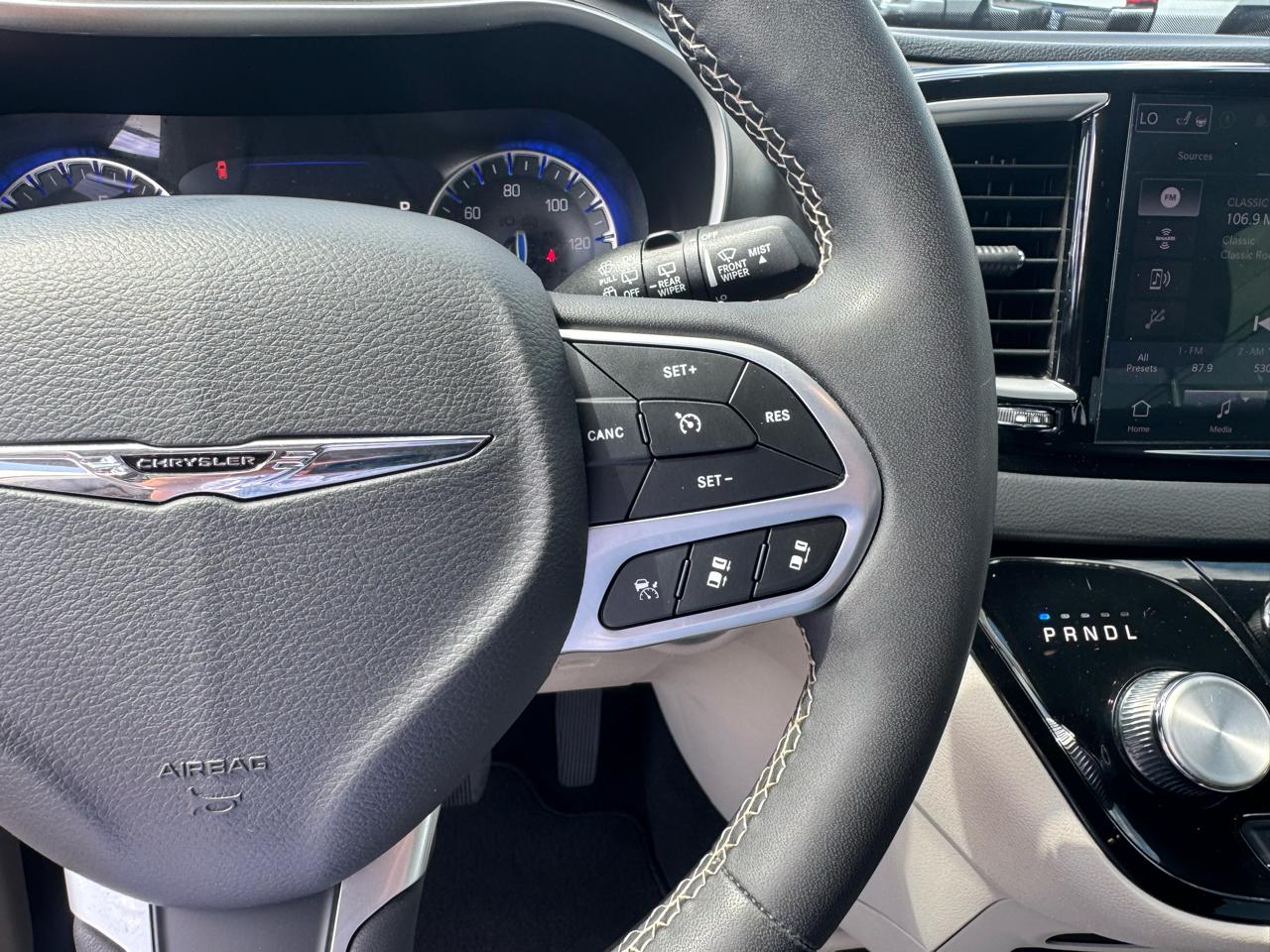 Chrysler Pacifica Touring L FWD 2023