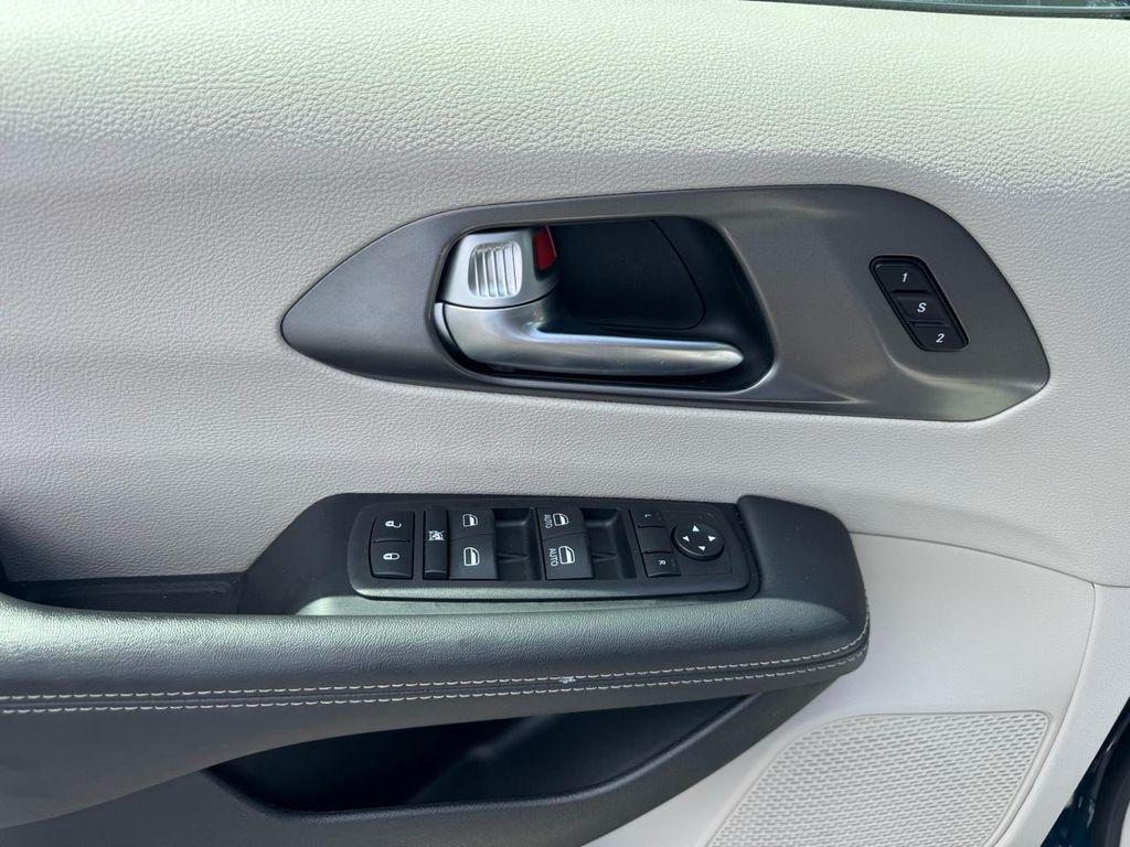 Chrysler Pacifica Touring L FWD 2023