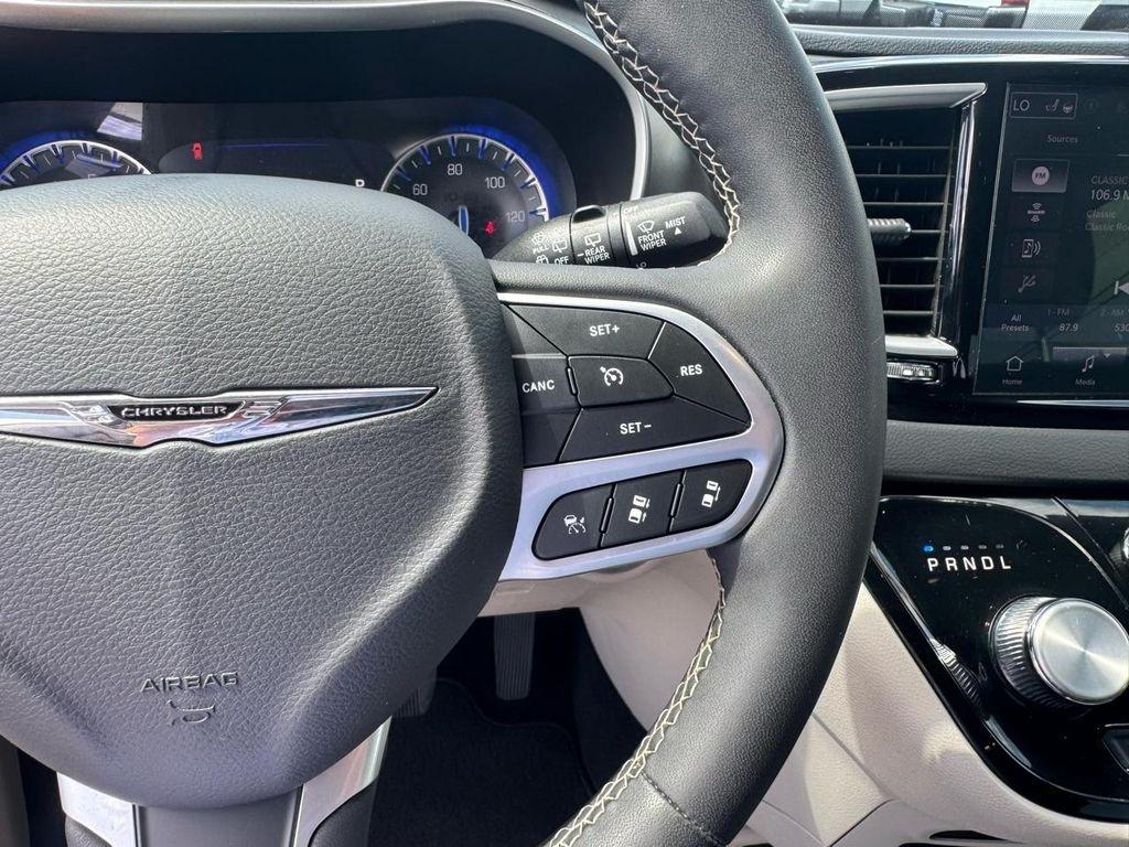 Chrysler Pacifica Touring L FWD 2023