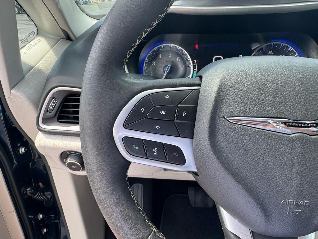 Chrysler Pacifica Touring L FWD 2023