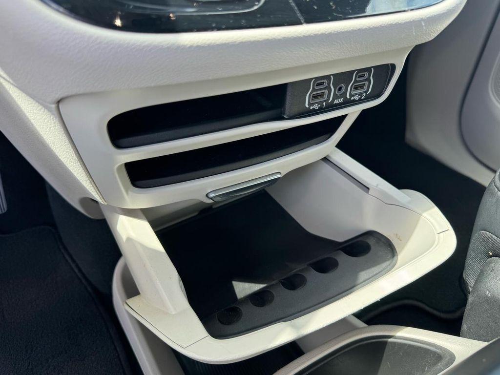 Chrysler Pacifica Touring L FWD 2023