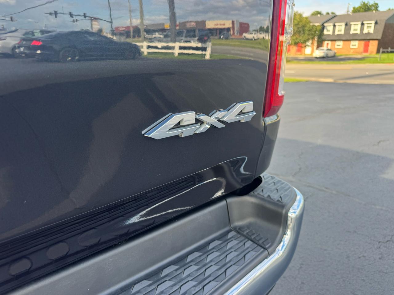 RAM 1500 Big Horn 4x4 Quad Cab 6'4" Box 2021