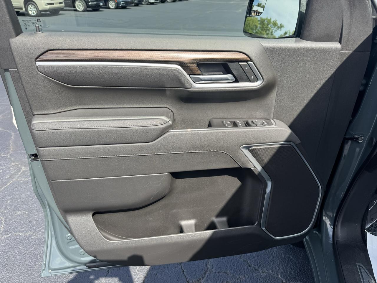 Chevrolet Silverado 1500 4WD Crew Cab 147" LT w/1LT 2025