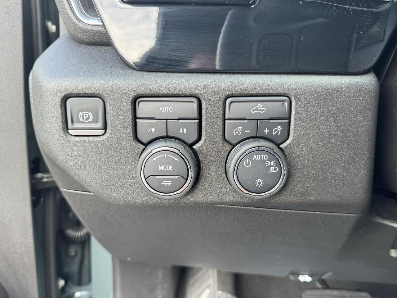 Chevrolet Silverado 1500 4WD Crew Cab 147" LT w/1LT 2025
