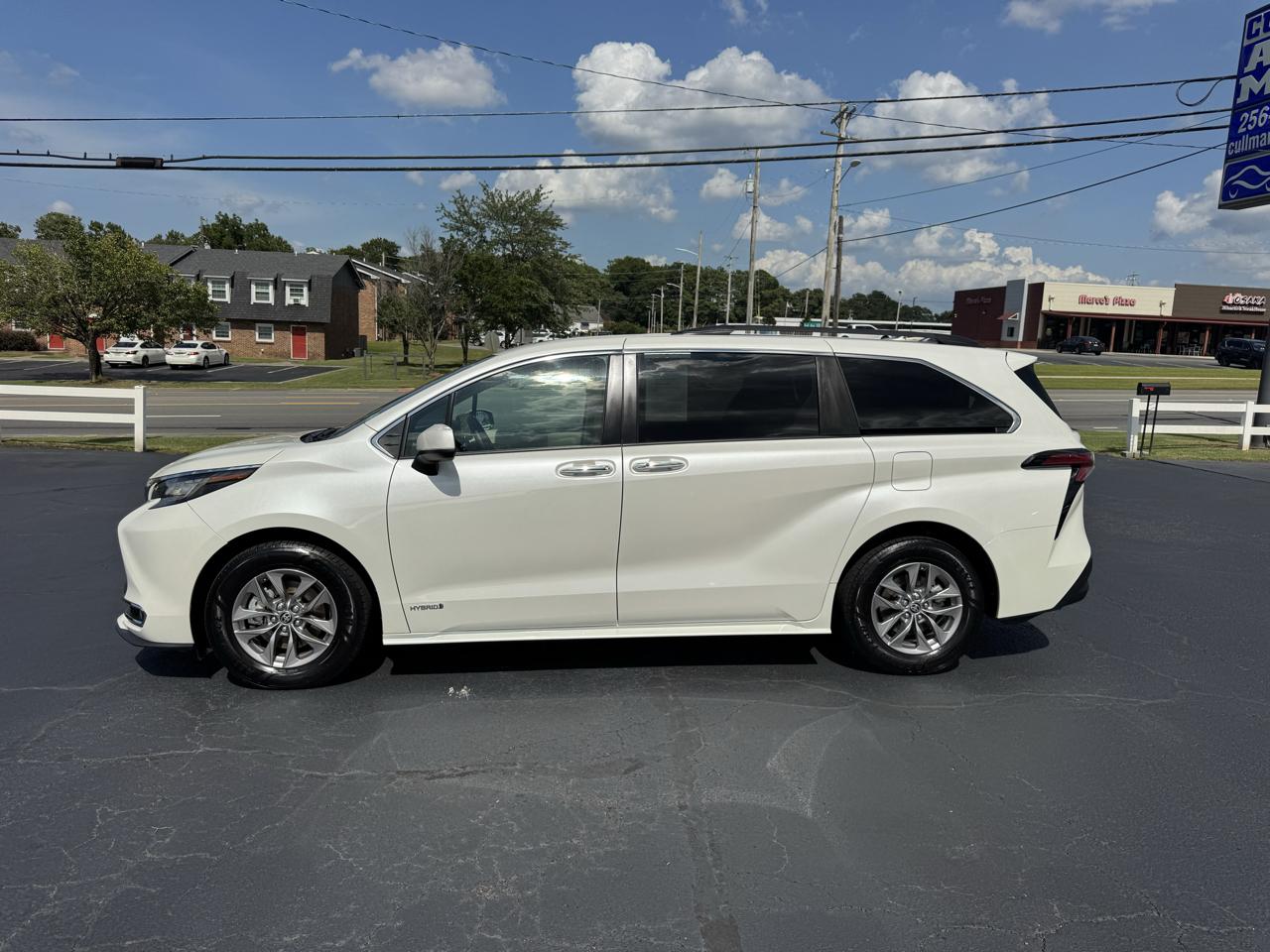 Toyota Sienna XLE FWD 8-Passenger (Natl) 2021