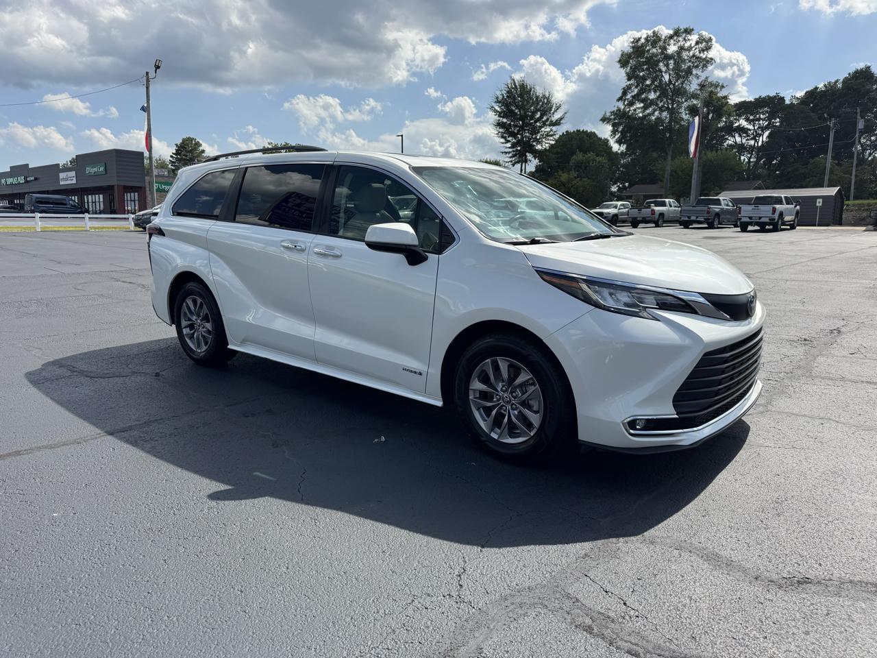 Toyota Sienna XLE FWD 8-Passenger (Natl) 2021