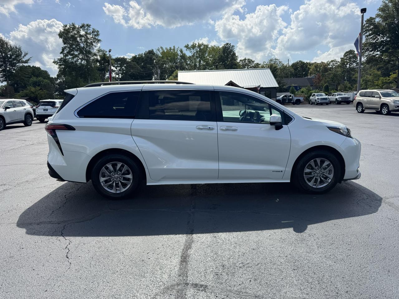 Toyota Sienna XLE FWD 8-Passenger (Natl) 2021