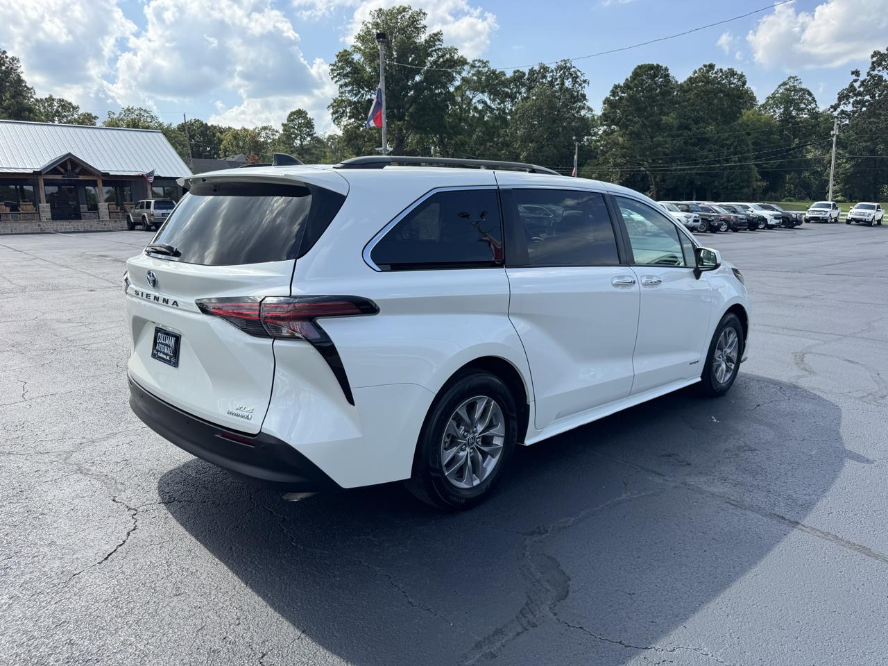 Toyota Sienna XLE FWD 8-Passenger (Natl) 2021