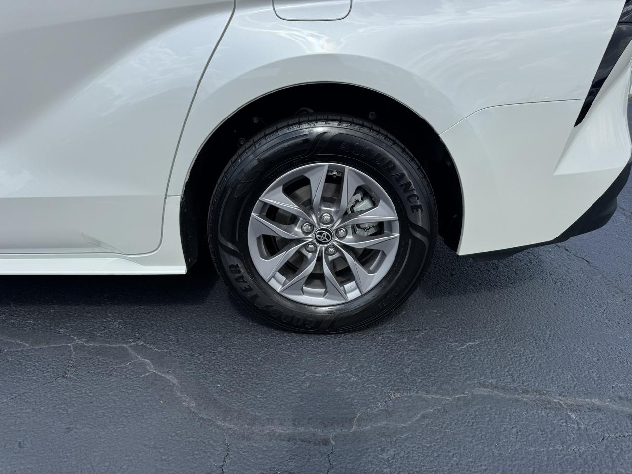 Toyota Sienna XLE FWD 8-Passenger (Natl) 2021