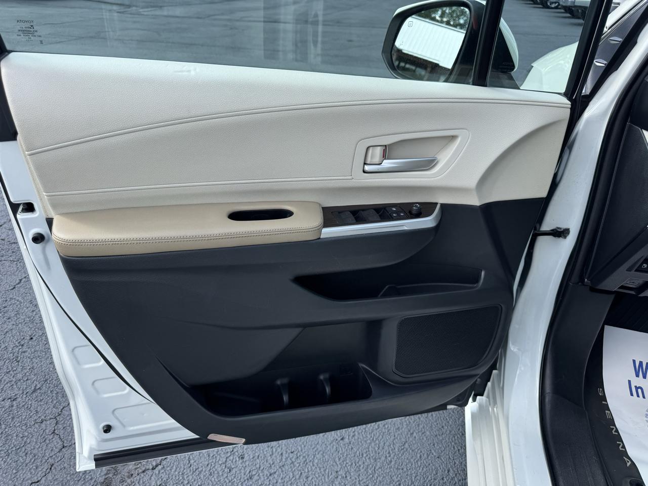 Toyota Sienna XLE FWD 8-Passenger (Natl) 2021
