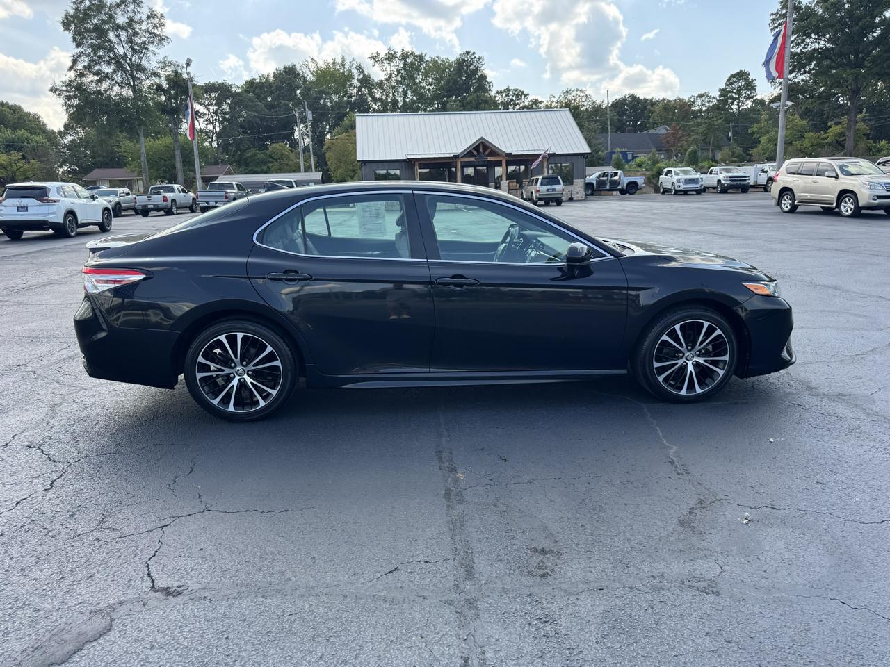 Toyota Camry SE Auto (Natl) 2020
