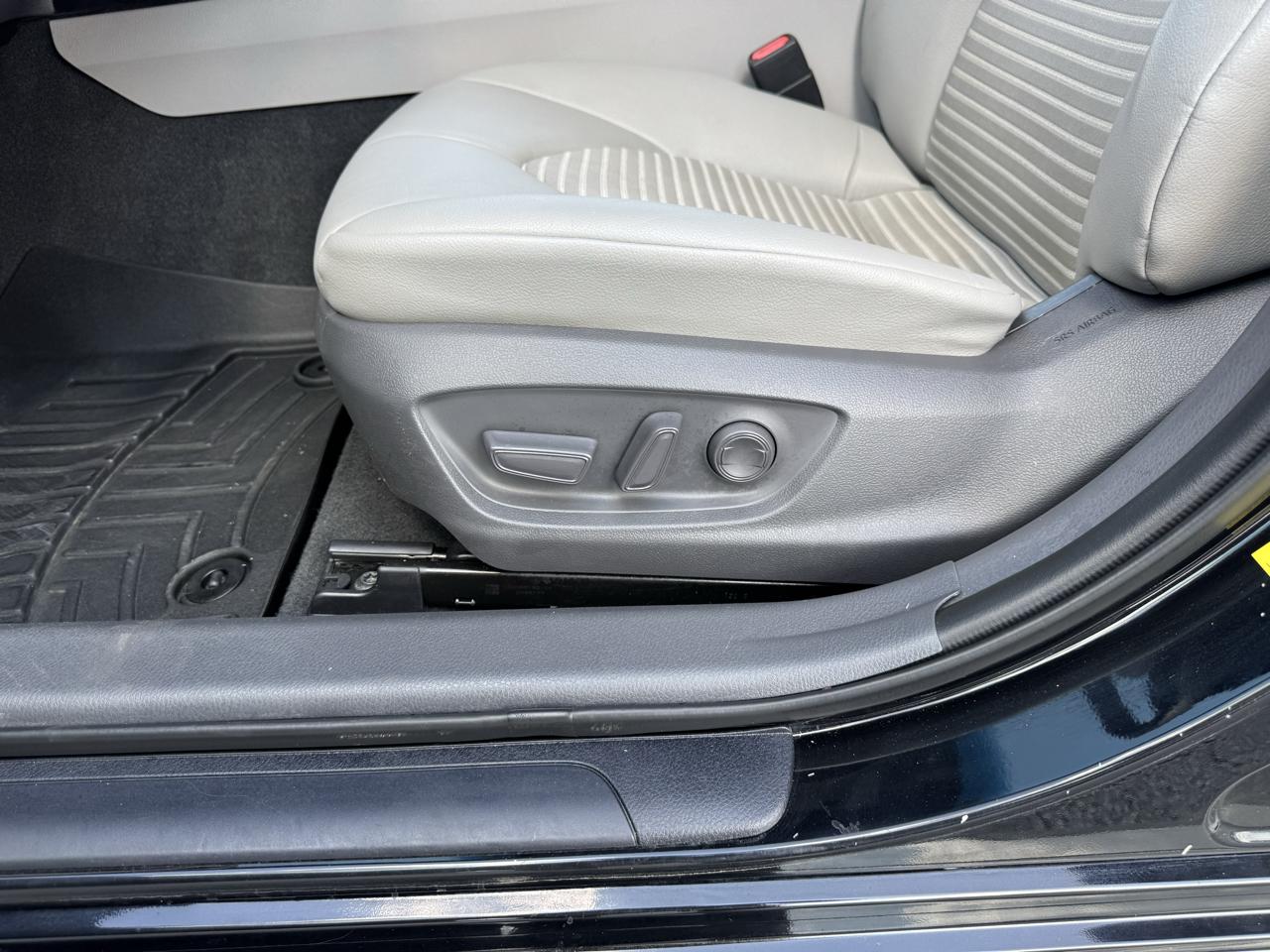 Toyota Camry SE Auto (Natl) 2020