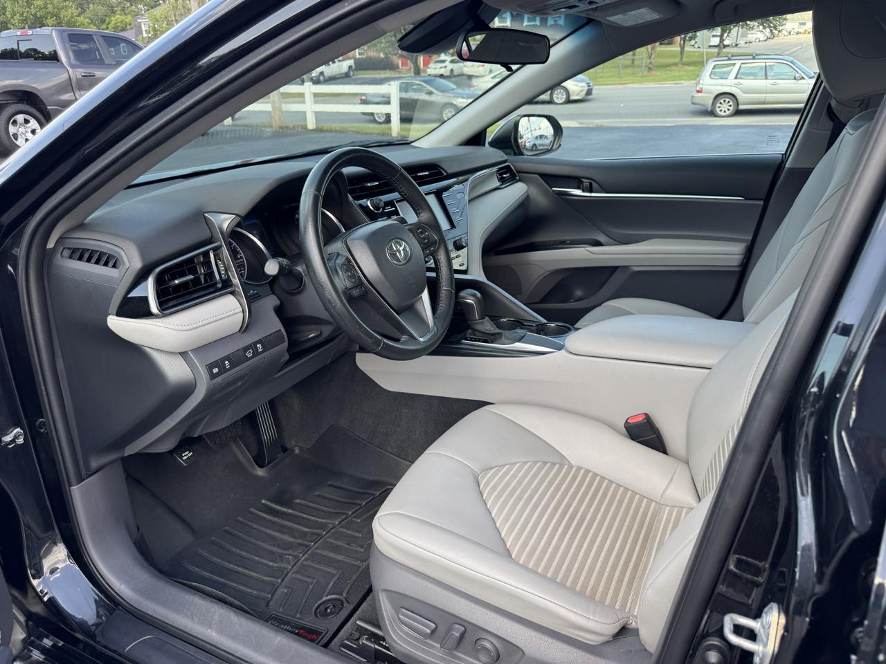 Toyota Camry SE Auto (Natl) 2020