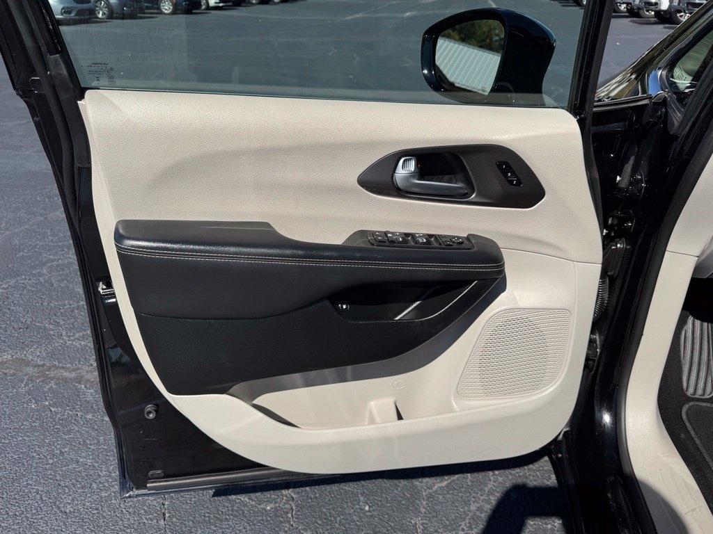 Chrysler Pacifica photo 13