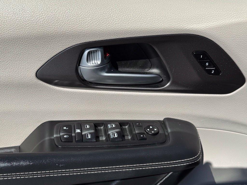 Chrysler Pacifica photo 14