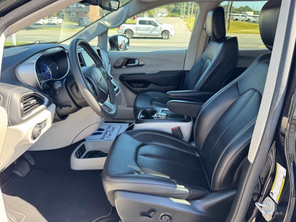 Chrysler Pacifica photo 16