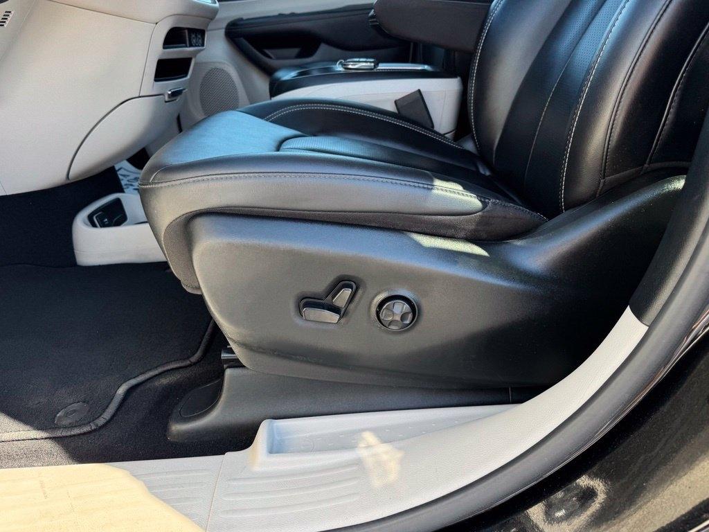 Chrysler Pacifica photo 17
