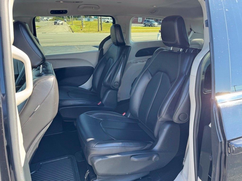 Chrysler Pacifica photo 18