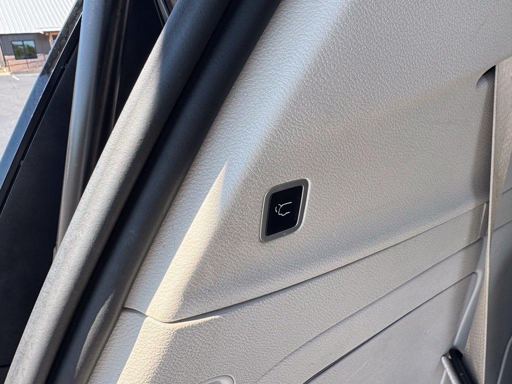 Chrysler Pacifica photo 21