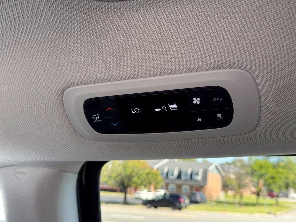 Chrysler Pacifica photo 22