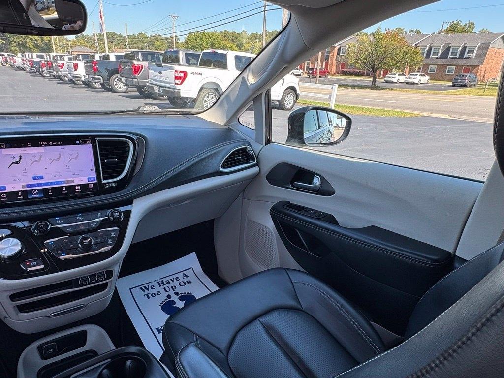 Chrysler Pacifica photo 25