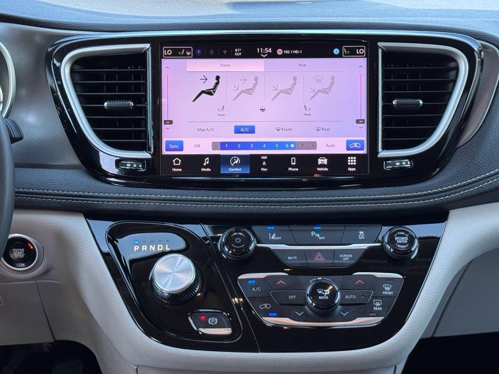 Chrysler Pacifica photo 26