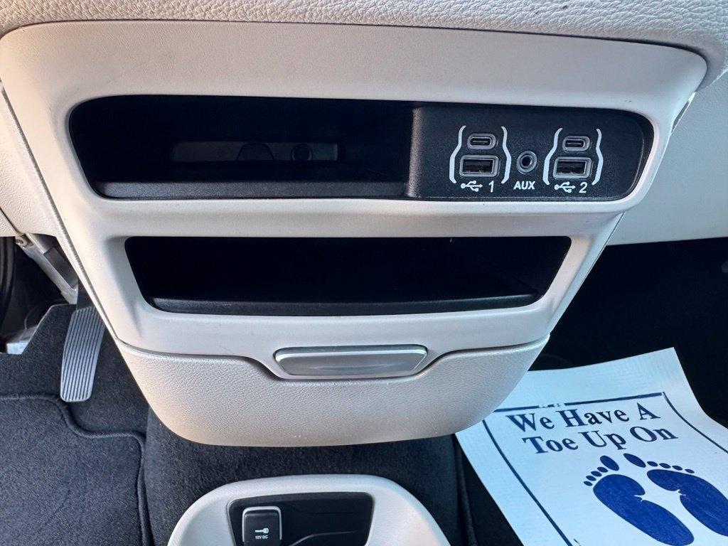 Chrysler Pacifica photo 32