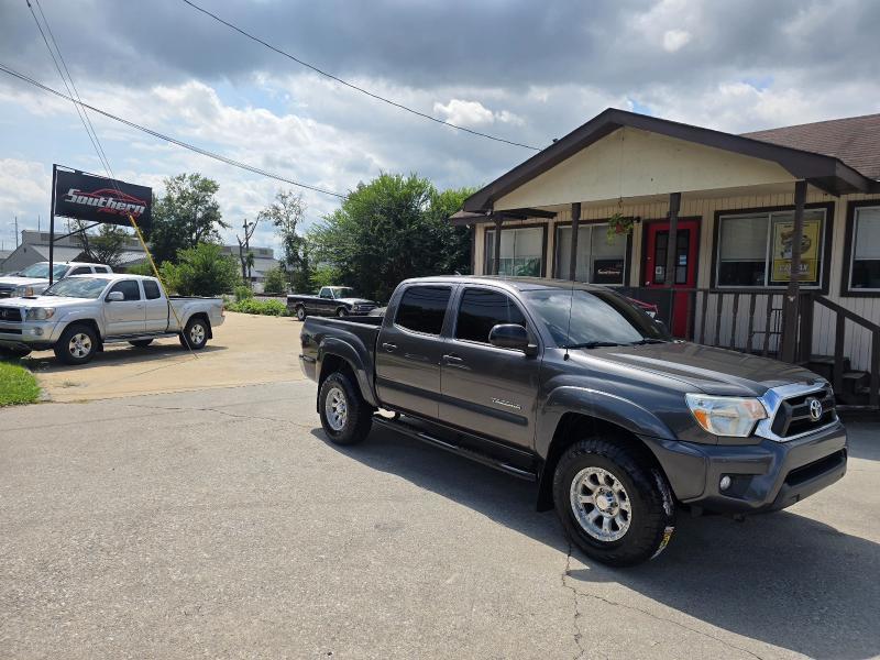 Toyota Tacoma photo 2