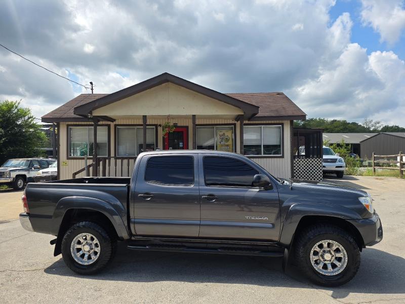 Toyota Tacoma photo 3